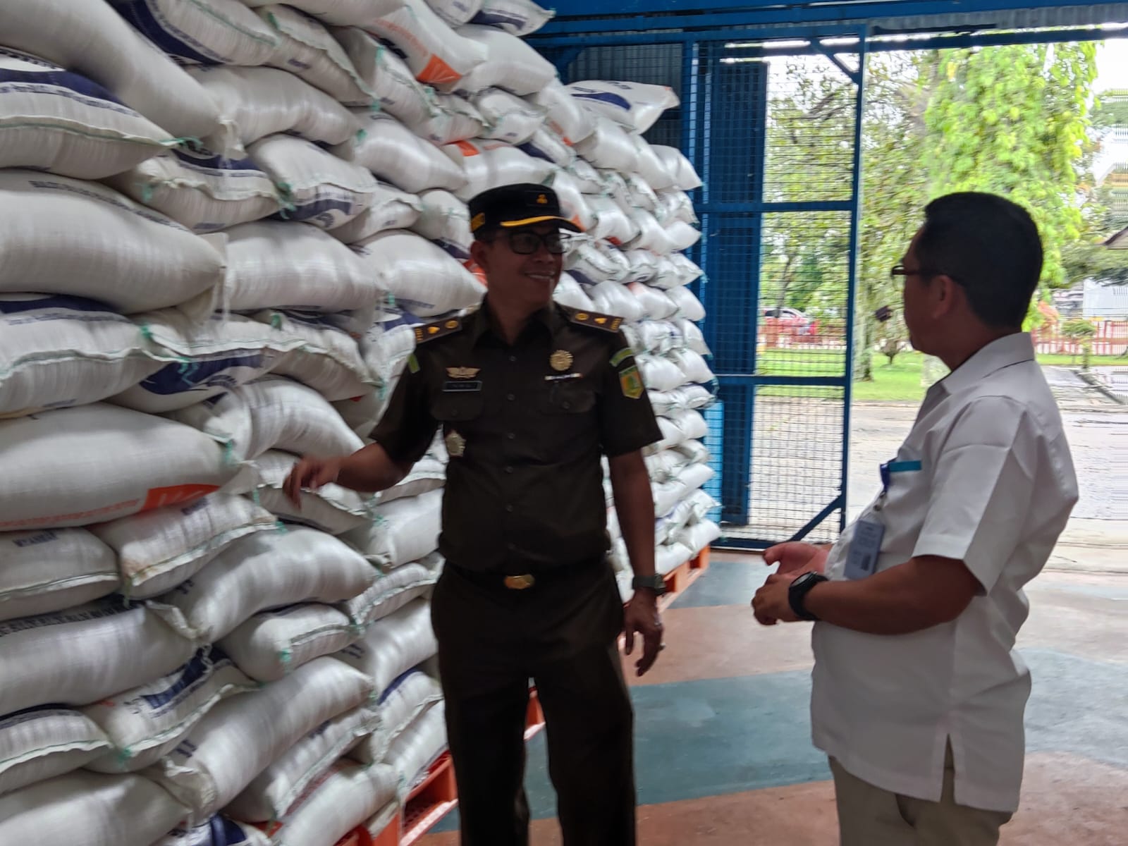 Monitoring Beras Di Gudang Bulog Kejari Dumai Pastikan Ketahanan