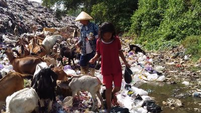 Sampah Menggunung Akibat Rusaknya Beberapa Eksavator