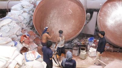 Polda Jatim Olah TKP Gudang Repacking Pupuk Subsidi Menjadi Non Subsidi