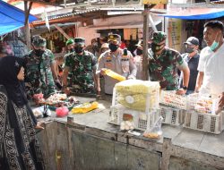 Waka Polres Pamekasan Mendampingi Dandim 0826 Pamekasan, Sidak Ke Pasar Kolpajung Cek Harga dan Stok Migor