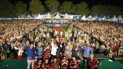 Puluhan Ribu Warga Hadiri Penutupan HUT SULTRA Ke- 58, Tipe – X Band Menjadi Guest Star