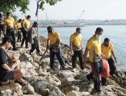 Bakti Sosial Jelang Hari Bhayangkara Ke-76, Polresta Denpasar Laksanakan Bersih Pantai