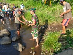 Memprihatinkan, Warga Jati Banteng Situbondo Sebrangi Sungai dengan Jembatan Kayu