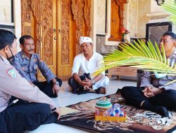 Sambangi Tokoh Adat Kanit Binmas Polsek Kuta Jalin Silaturahmi Serta Serahkan Sarana Kontak