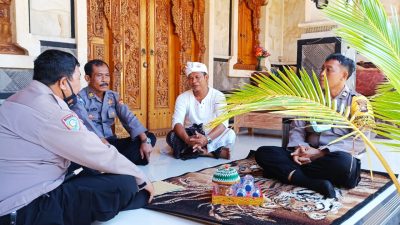 Sambangi Tokoh Adat Kanit Binmas Polsek Kuta Jalin Silaturahmi Serta Serahkan Sarana Kontak