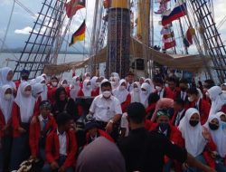 Ratusan Pelajar di Baubau Mendatangi KRI Dewaruci