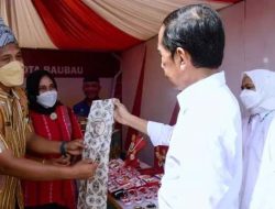 Presiden Jokowi Kunjungi Stan Pemkot Baubau, Kasih Hadiah Syai Bercorak Pahlawan Oputa Yi Koo