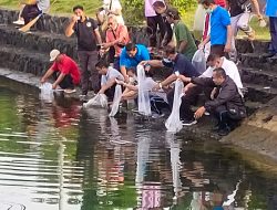 ‘Geber Resta’ Bhabin Kelurahan Serangan Laksanakan Jumat Bersih