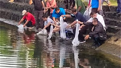 ‘Geber Resta’ Bhabin Kelurahan Serangan Laksanakan Jumat Bersih