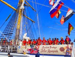 KRI Dewaruci Berlayar Dari Baubau Menuju Ke Kota Ternate