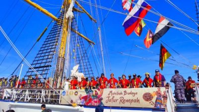 KRI Dewaruci Berlayar Dari Baubau Menuju Ke Kota Ternate