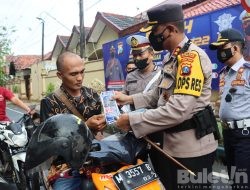 Hari Pertama Operasi, Kapolres Pamekasan Bagikan Masker dan Brosur Operasi Patuh Semeru 2022 Kepada Pengendara