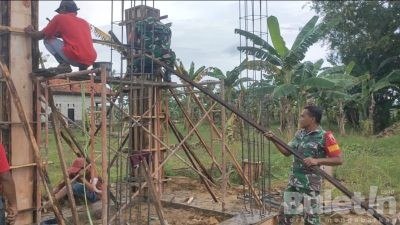 Wujudkan Kemanunggalan TNI-Rakyat Babinsa Koramil 0826-04 Galis Gotong-royong Bikin Tandon Air