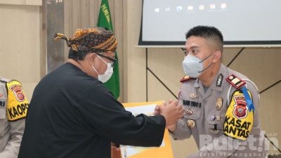 Kapolres Sukabumi Dan Kasat Lantas Diganjar Penghargaan Oleh Bupati Sukabumi