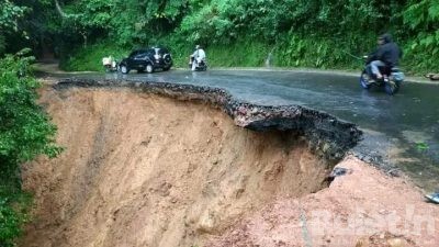 jalan Lintas Cianjur Selatan Amblas dan Menyisakan Setengah Jalan yang Bisa di Lalui