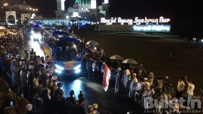 Suasana Haru Saat Bupati Tapsel Melepas 83 Calon Jemaah Haji