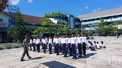 Tanamkan Disiplin, Babinsa Kodim 0822 Latih PBB Siswa MTs At Taqwa
