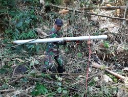 Babinsa Maesan Bantu Warga Binaannya Buat Jalur Pipa Air Bersih
