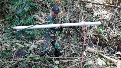 Babinsa Maesan Bantu Warga Binaannya Buat Jalur Pipa Air Bersih