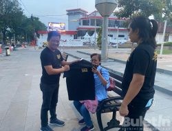 Ajak Masyarakat Perangi Narkotika, Satresnarkoba Polres Pasuruan Kota Berbagi Kaos HANI untuk Warga
