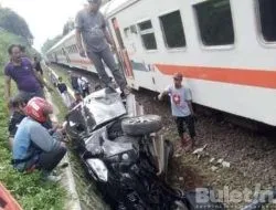 Minibus Ringsek Tertabrak dan Terseret Kereta Api di Lintasan Kampung Cibodas Cianjur