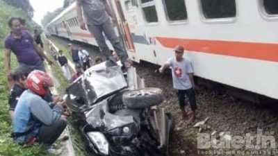 Minibus Ringsek Tertabrak dan Terseret Kereta Api di Lintasan Kampung Cibodas Cianjur