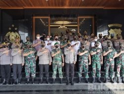 “Bawakan Nasi Tumpeng dan Kue Tart, Pangdam V/Brawijaya beri Kejutan Kapolda Jatim di Hari Bhayangkara ke-76”