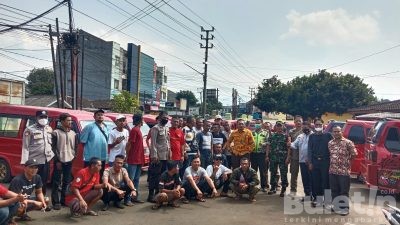 Puluhan Sopir Angkot Di Terminal Parungkuda Sukabumi Lakukan Unjuk Rasa