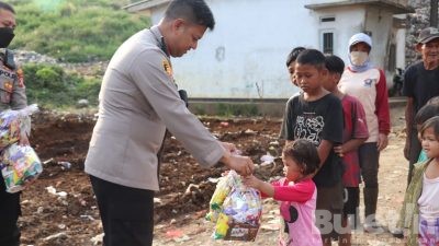 Di Hari Bhayangkara Kapolres Sukabumi Datangi Pekerja Pengambil Sampah Untuk Berbagi