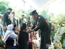 Pangdivif 2 Kostrad Hadiri Upacara Pemakaman Almarhum Pratu Anumerta Berly Kholif Al Rohman
