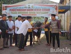 Polres Bondowoso Bagikan 600 Paket Daging Kurban untuk Masyarakat