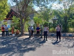 Anggota Sabhara Polres Bondowoso Laksanakan Penyekatan Terkait PMK Pada Hewan Ternak