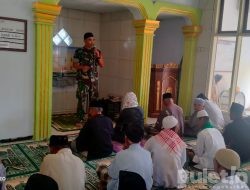 Bincang Babinsa Koramil Wringin Bersama Warga Usai Sholat Berjamaah Di Masjid