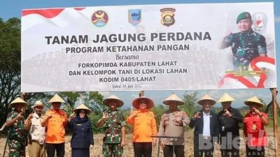 Dalam Rangka Program Ketahanan Pangan Bupati Lahat bersama Dandim 0405 Tanam Jagung Perdana
