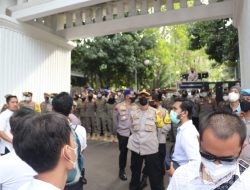 Polisi Kawal Demo Ribuan Fayankes di DPRD Kabupaten Sukabumi