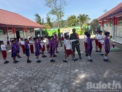 Tanamkan Kedisiplinan Sejak Dini, Babinsa Kodim Bondowoso Berikan Pelatihan PBB Ke Pelajar SD