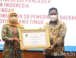 Dirjen Politik dan PUM Serahkan Penghargaan Gugus Tugas GNRM Kepada Pemerintah Daerah Jawa Timur