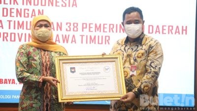 Dirjen Politik dan PUM Serahkan Penghargaan Gugus Tugas GNRM Kepada Pemerintah Daerah Jawa Timur