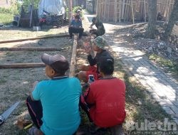 Berbagi Pengalaman, Babinsa Koramil Grujugan Komsos Bersama Tukang Kayu