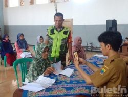 Babinsa dan Babinkamtibmas kawal Pembagian BLT DD Desa Cibokor Cianjur