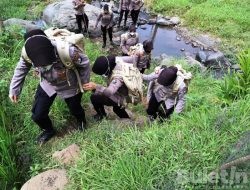 Jelang Hari Jadi Polwan Ke-74, Polwan Polres Situbondo Trabas Sungai dan Persawahan Bagikan Bantuan Sembako ke Desa Terpencil