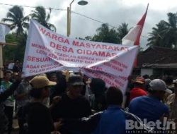 Tuntut Kades Cidamar Cianjur Mundur Masyarakat Demo di Kantor Desa