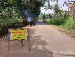 Warga Taman Bantu Pekerjaan Proyek Tambal Sulam yang Dilakukan CV Samudera JL Tamanan Grujugan.