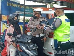 Satlantas Polres Probolinggo Bagikan Helm SNI Gratis