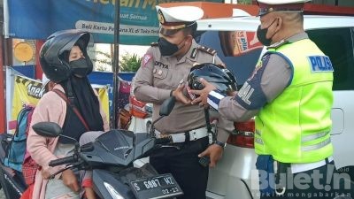 Satlantas Polres Probolinggo Bagikan Helm SNI Gratis