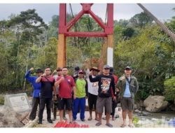 Brigjen Asep Guntur Rahayu dan Bagong Mogok Bangun Jembatan Gantung di Pasir Kuda Cianjur