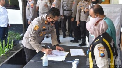 AKBP Wimboko, SIK Melaksanakan Tes Urine Kepada Seluruh Anggota Polres Bondowoso