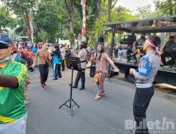 Siarkan Kirab Merah Putih Dengan Videotron, Polda Jatim Hibur Masyarakat di CFD Taman Bungkul Surabaya