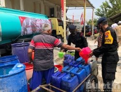 Brimob Polda Jatim Berikan Bantuan Air Bersih di Tiga Kabupaten/ Kota di Jatim