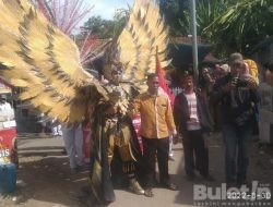 HUT RI Ke- 77, Defile Kostum Garuda Nampak Menjadi Pusat Perhatian Warga Desa Suco Pengepok Dalam Carnaval